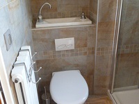 Wassersparende Wand-WC mit einem komplett integrierten WiCi Bati Handwaschbecken - Herr F (Frankreich - 02) - 1 auf 2